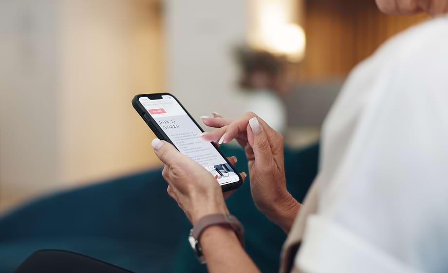 A user browses a paid media agency’s social media marketing article on mobile.