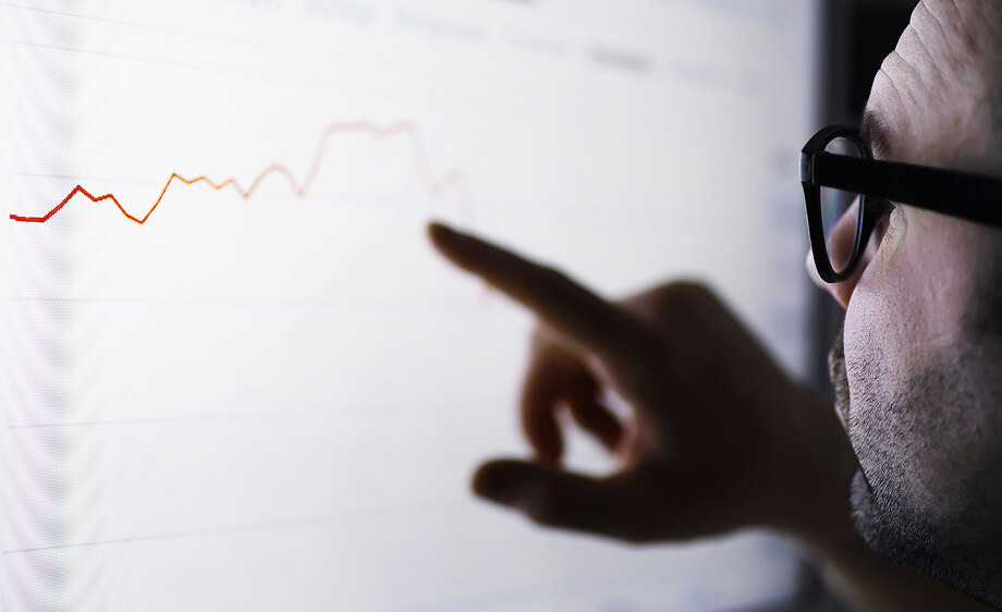 A digital marketing agency expert analyzes a Google Ads performance trend graph.