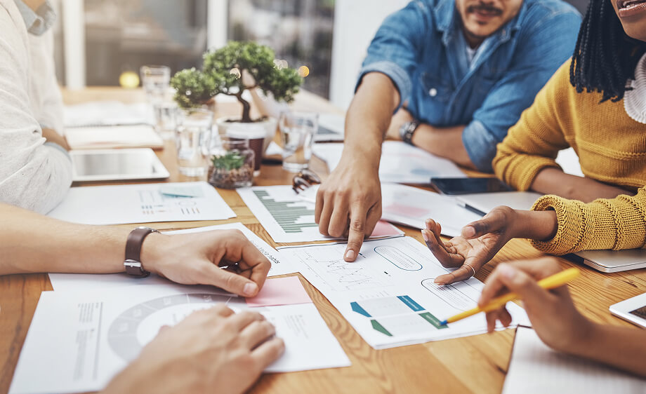Four marketers discuss SEO, content marketing, and web development at a table.