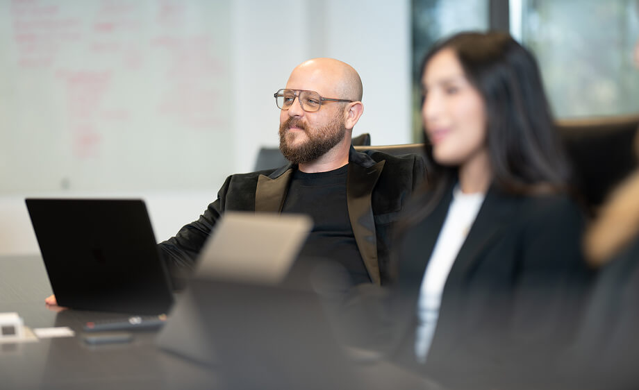 Two marketers discuss content marketing and SEO at a digital marketing agency.